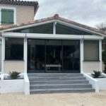 Extension de maison à Martigues, gamme Azur 2 pans, réalisée par Vie & Véranda Salon de Provence