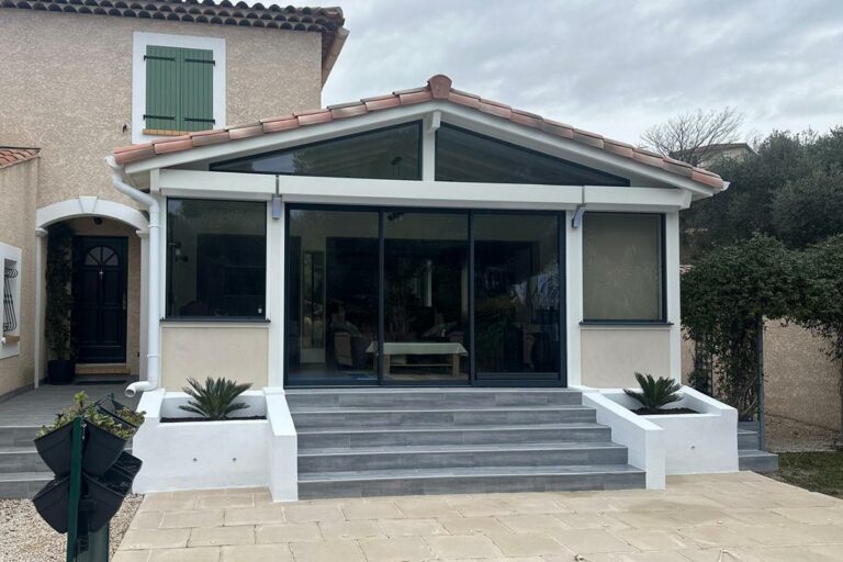 Extension de maison à Martigues, gamme Azur 2 pans, réalisée par Vie & Véranda Salon de Provence