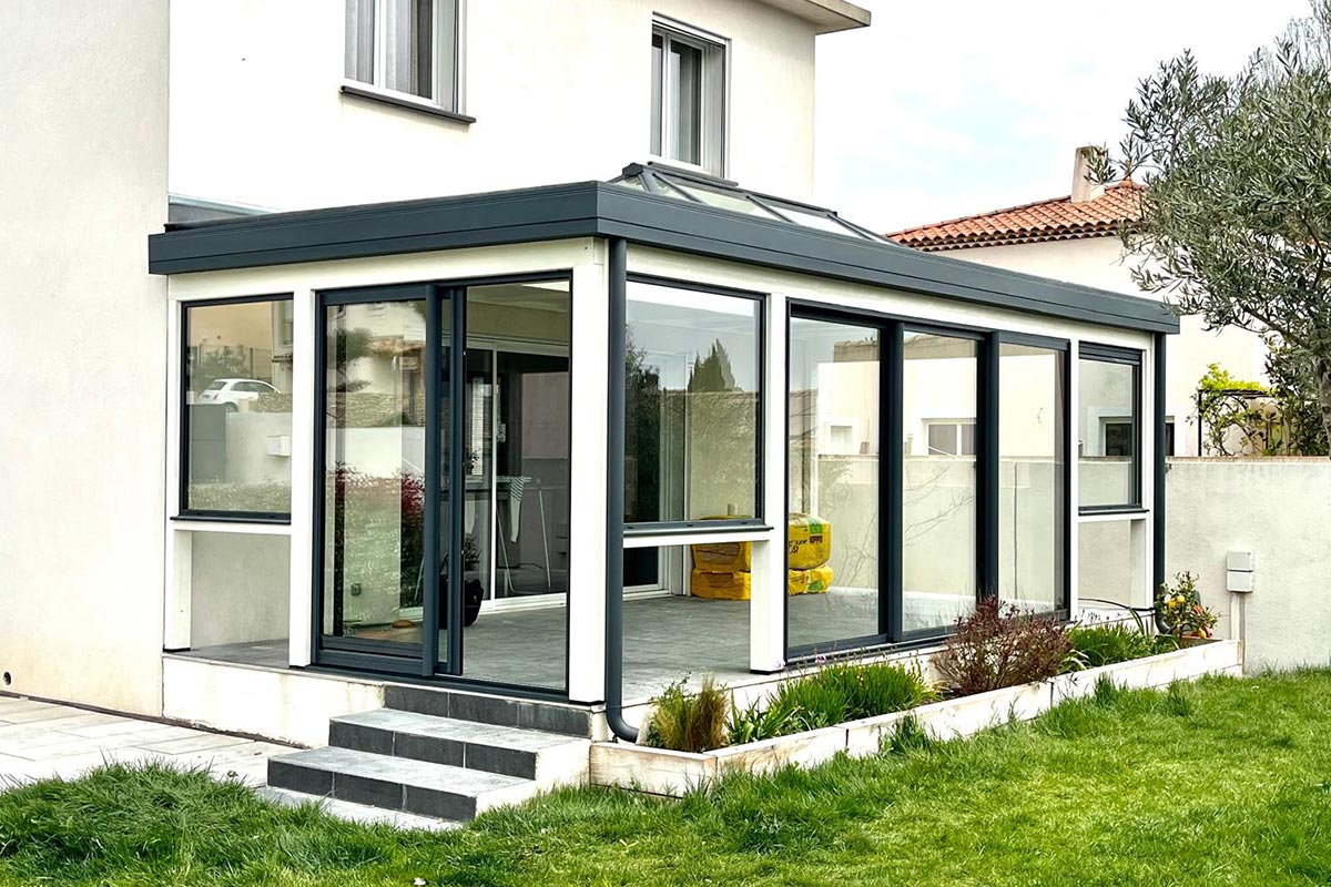 Extension de maison à Coudoux, modèle Alizé toit plat, réalisée par Vie & Véranda Salon de Provence