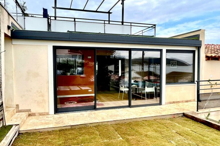 Extension de maison à Istres - Gamme Alizé toit plat, réalisée par Vie & Véranda Salon de Provence