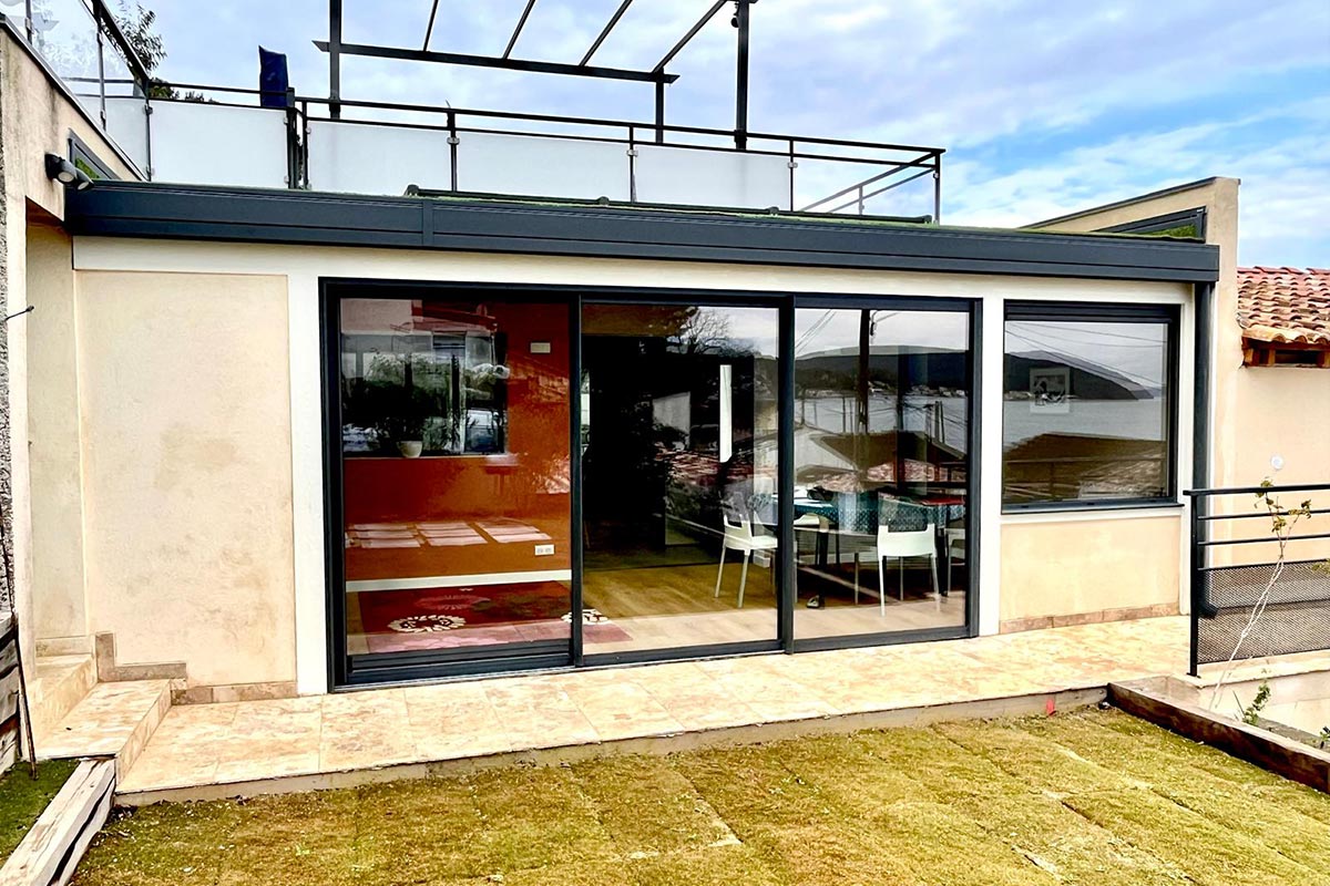 Extension de maison à Istres - Gamme Alizé toit plat, réalisée par Vie & Véranda Salon de Provence