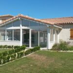 Extension de maison à Mollégès, modèle Azur 2 pans, réalisée par Vie & Véranda Salon de Provence