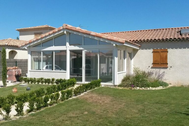 Extension de maison à Mollégès, modèle Azur 2 pans, réalisée par Vie & Véranda Salon de Provence