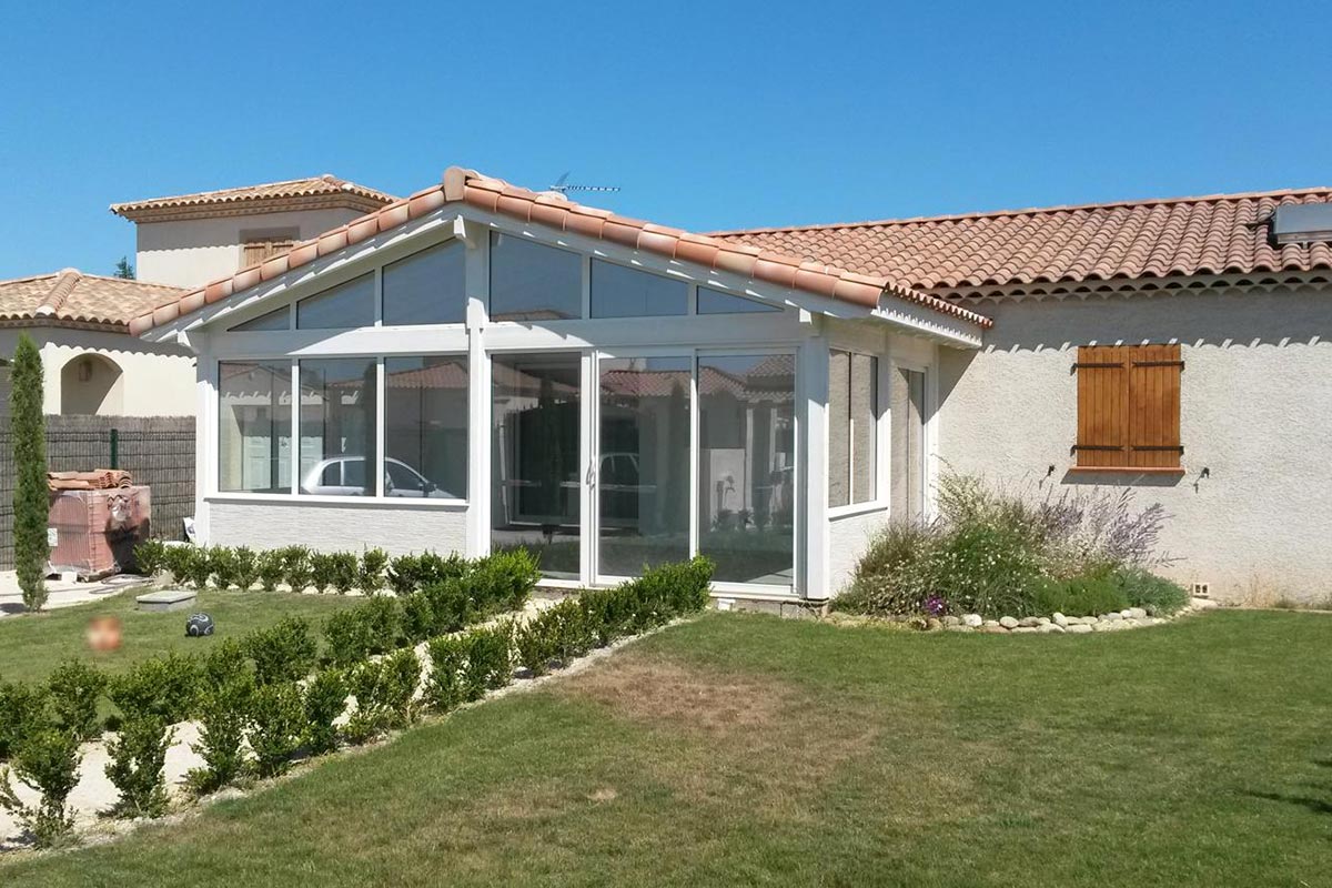 Extension de maison à Mollégès, modèle Azur 2 pans, réalisée par Vie & Véranda Salon de Provence