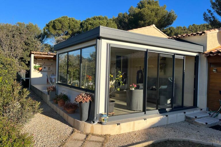 Véranda à Salon de Provence, aménagée en jardin d'hiver, Gamme Alizé 1 pan, réalisée par Vie & Véranda Salon de Provence